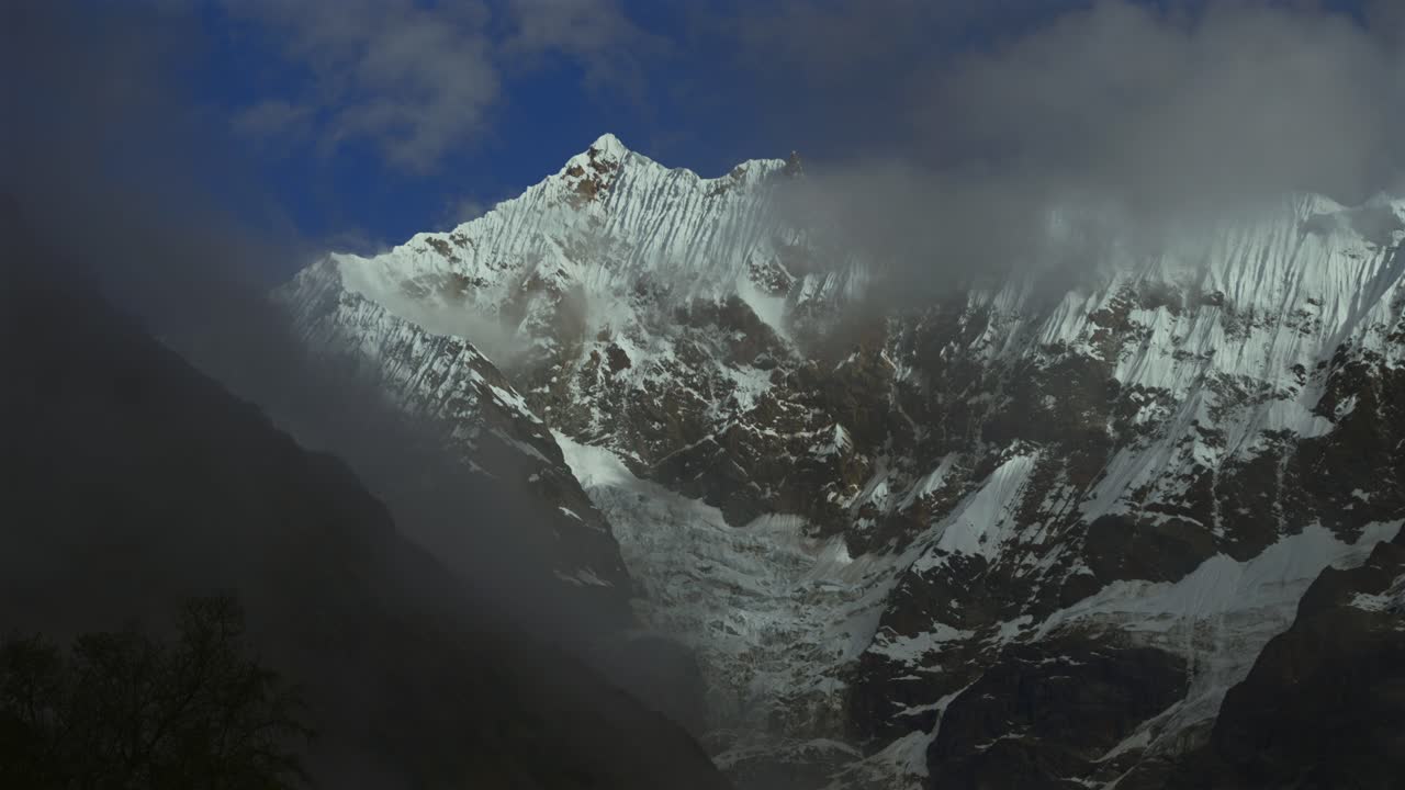 Panoramica del sentiero escursionistico del Monte Humantay e della Laguna Humantay in Perù, al mattino, con sole, nebbia e nuvole nel cielo blu. La catena montuosa Soray Vilcabamba, Cusco, Salkantay nelle Ande peruviane, mostra un paesaggio peruviano con imponenti cime innevate.