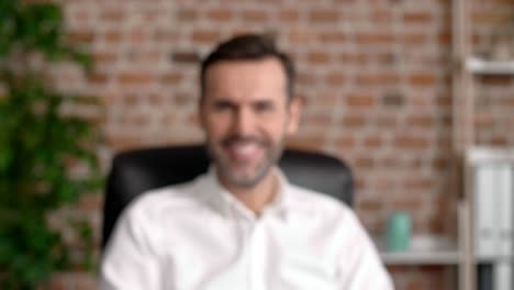 retrato de un hombre feliz en su oficina