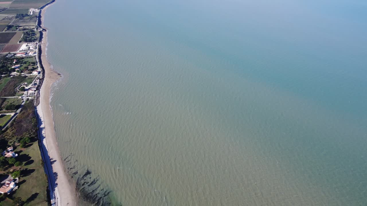 드론으로 촬영한 일드레(프랑스)의 터키색 바다와 한적하고 아름다운 해변