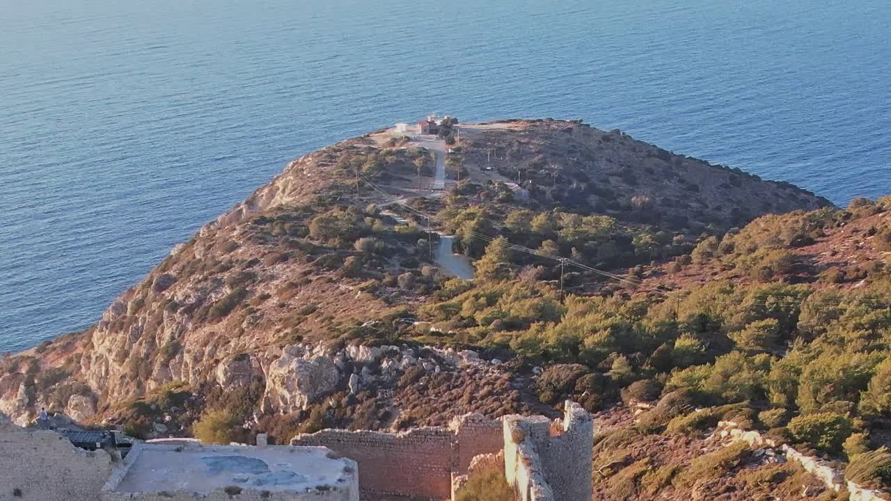 Tutki antiikin aikaisten rakenteiden raunioita rannikolla Ródoksella, Kreikassa