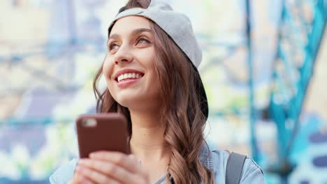 Vista-De-Cerca-De-Una-Mujer-Caucásica-Con-Estilo-Hipster-Enviando-Mensajes-De-Texto-Al-Teléfono-Inteligente-Y-Pasando-Tiempo-Al-Aire-Libre