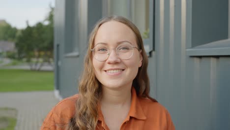 Mujer-Con-Gafas-Sonriendo-A-La-Cámara,-Primer-Plano-Estático