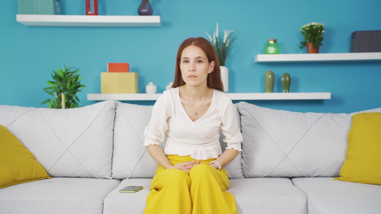 젊은 여성이 혼란스럽게 카메라를 쳐다보고 있습니다.