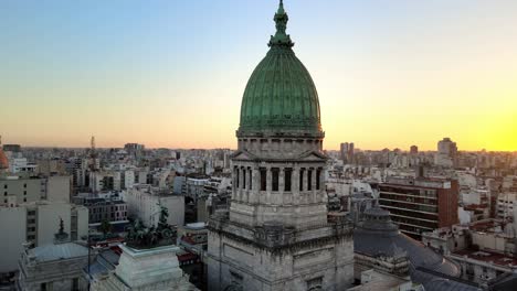 órbita-Aérea-Alrededor-Del-Edificio-Del-Congreso-Argentino-Torre-De-Cúpula-De-Bronce-Verde-Al-Atardecer-En-El-Barrio-De-Balvanera,-Buenos-Aires