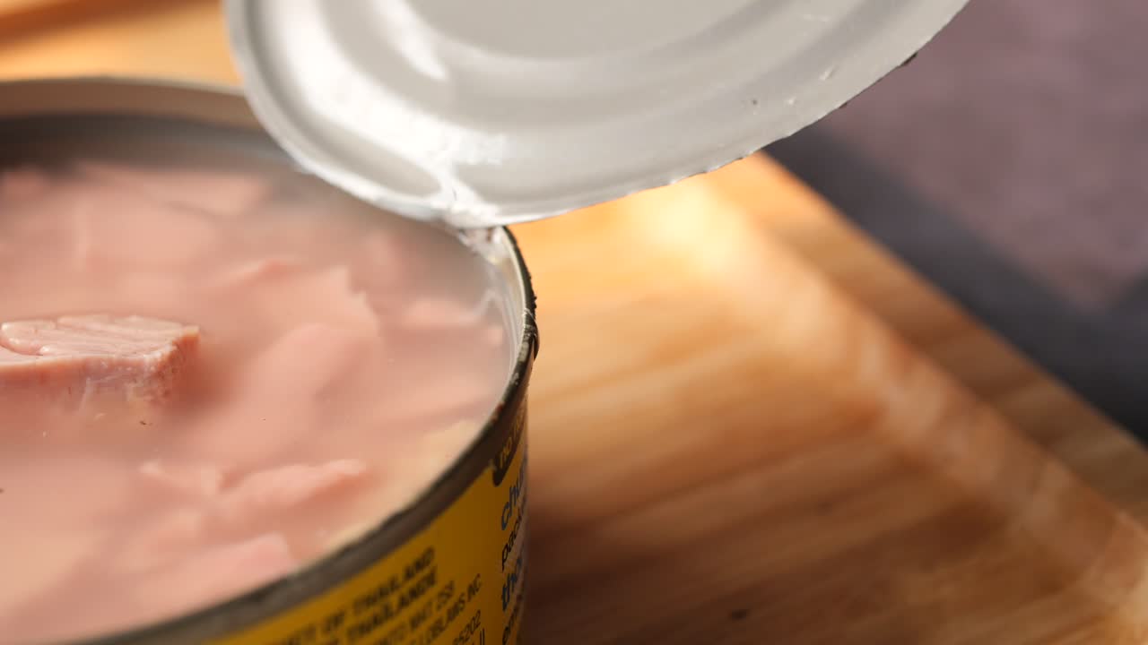 나무 테이블에 참치 통조림