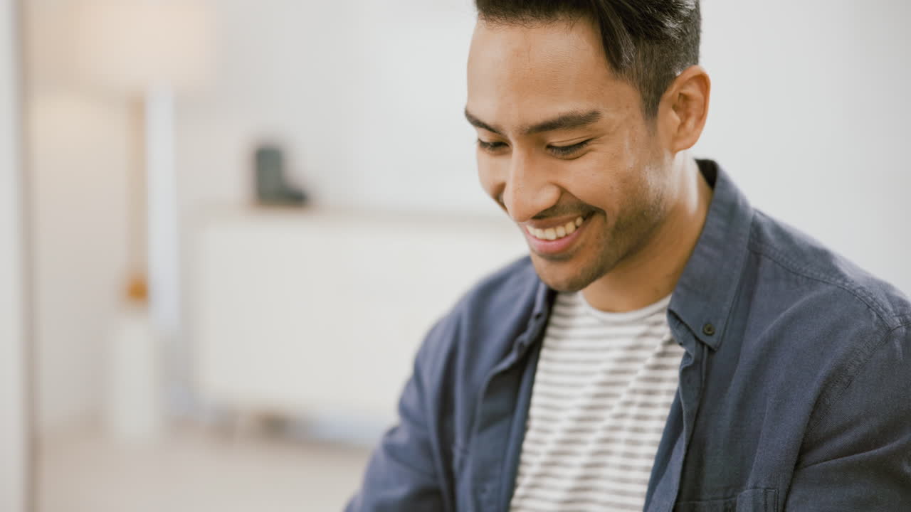 컴퓨터에서 일하는 남자