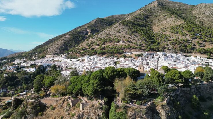 Mijas Pueblo, villaggio montano bianco a Malaga, Andalusia, Spagna - Ripresa aerea 4k in volo circolare