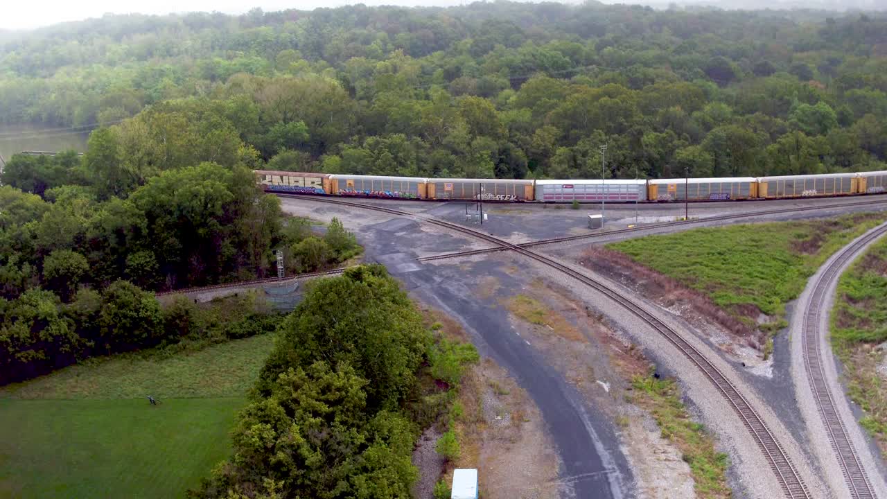 안개 낀 산에서 기차의 공중 드론 샷