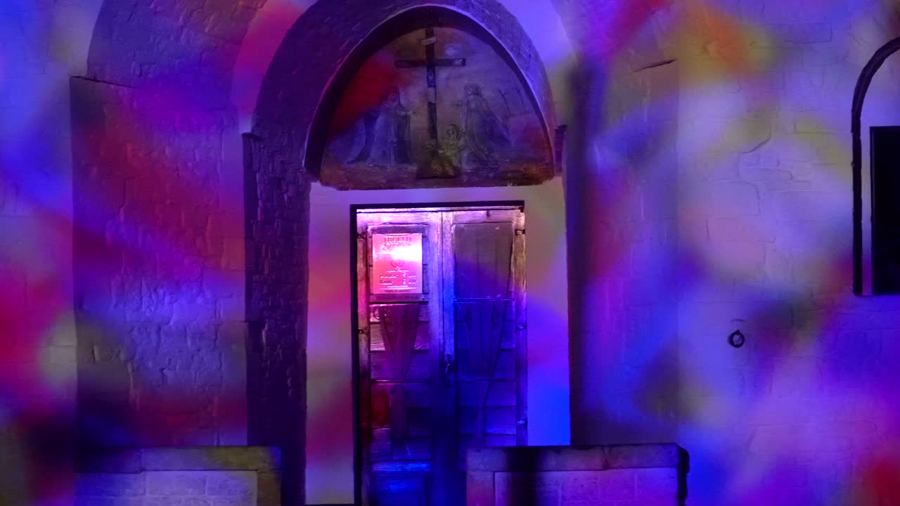 밤에 이탈리아의 알베로벨로에 있는 트로 소브라노의 을 확대합니다.