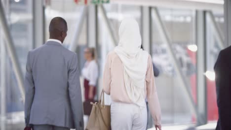 personas de negocios caminando en el corredor en la oficina 4k