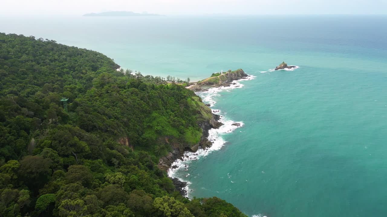 Sobrevoo aéreo deslumbrante revelando as exuberantes florestas tropicais verdes e o litoral acidentado de Koh Lanta em Krabi, Tailândia