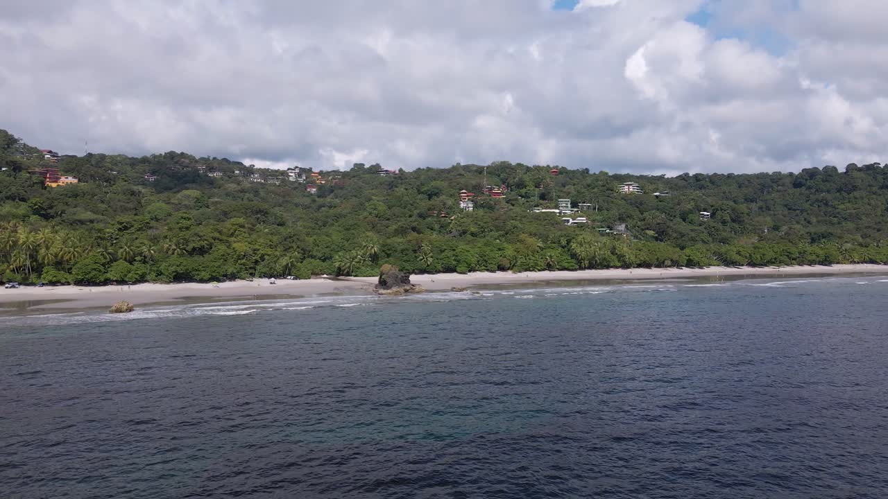 vuelo de drones sobre el océano pacífico con vistas a las playas de arena de un destino turístico tropical