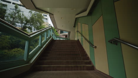 Rascacielos-De-Hong-Kong:-Vista-En-Primera-Persona-De-Las-Escaleras-Ascendentes-Del-Edificio-De-Condominios