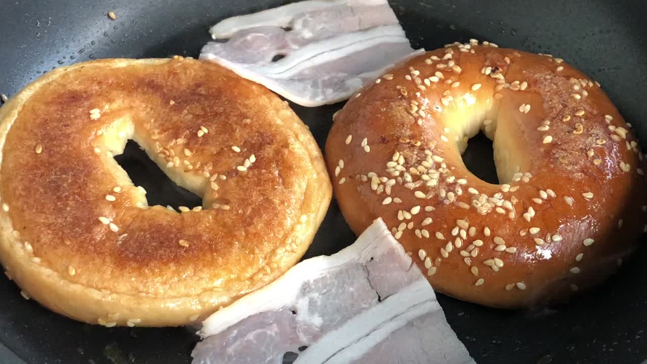 버거  샌드위치 베이글, 햄버거 컨셉, 맛있는 그릴 집에서 만든 버거 요리, 소음과 묻은 보케 배경.