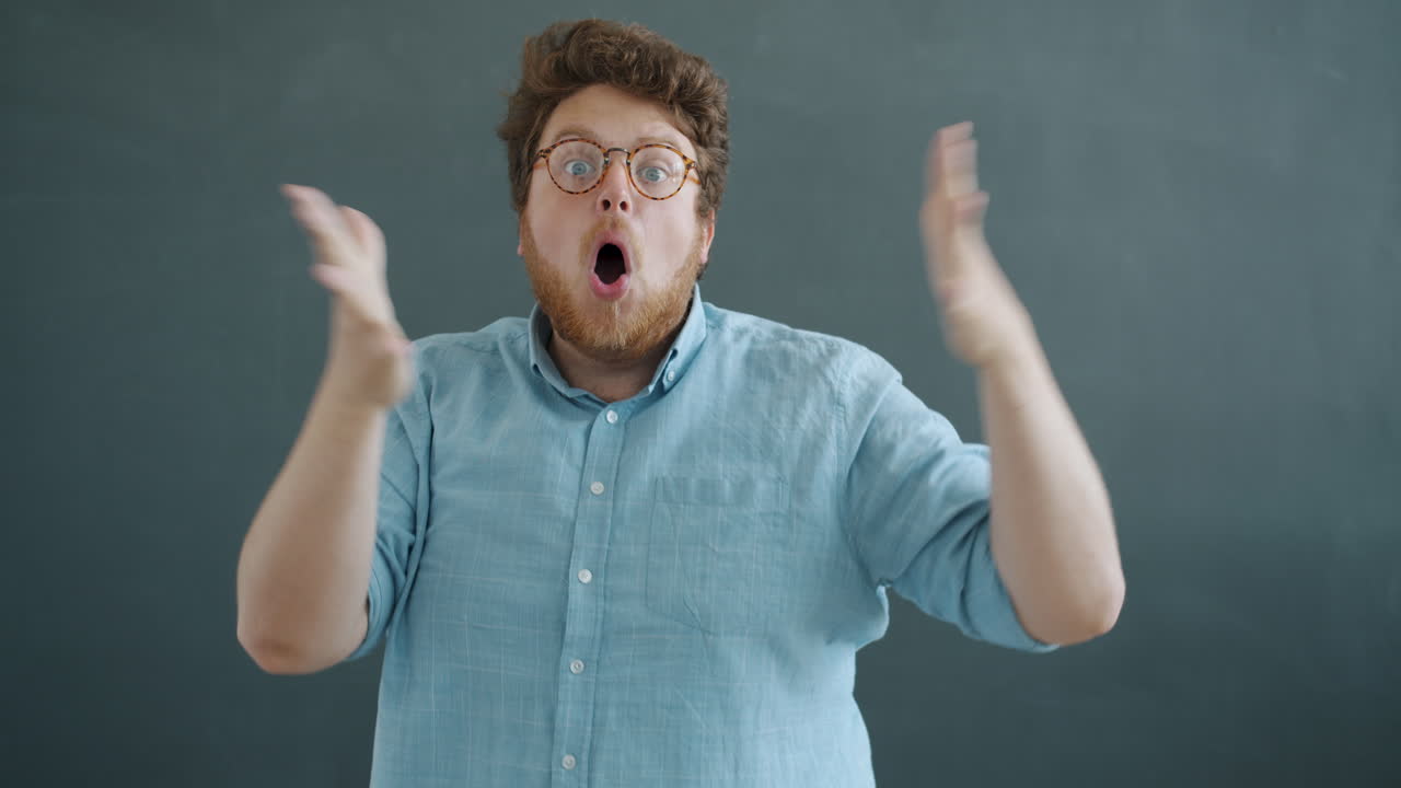 놀란 표정의 남자