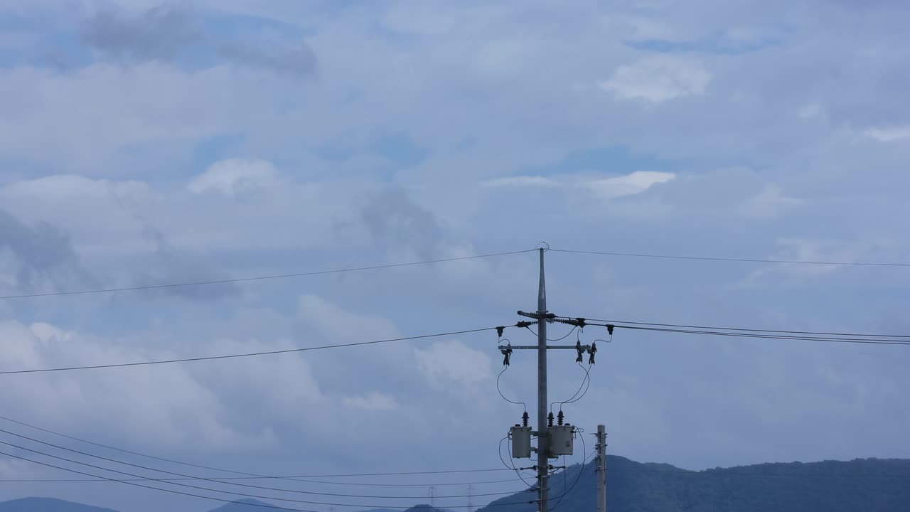 el poste telefónico de las nubes móviles del lapso de tiempo