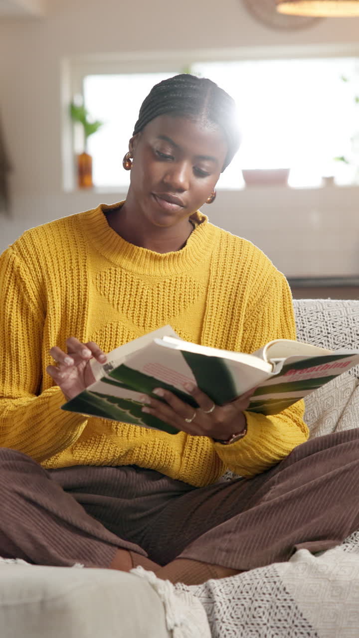 Femme lisant un livre