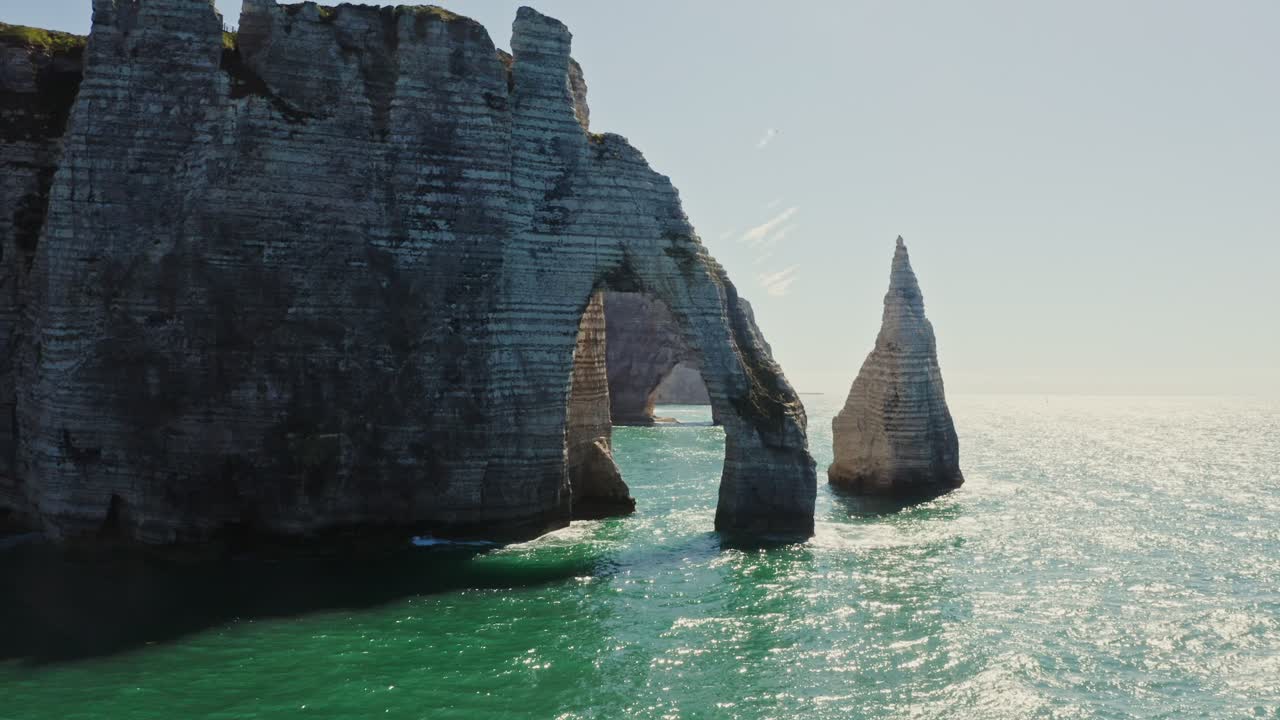 прибрежные скалы и морская арка в нормандии, франция