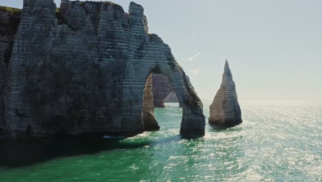 acantilados costeros y arco marino en normandía, francia