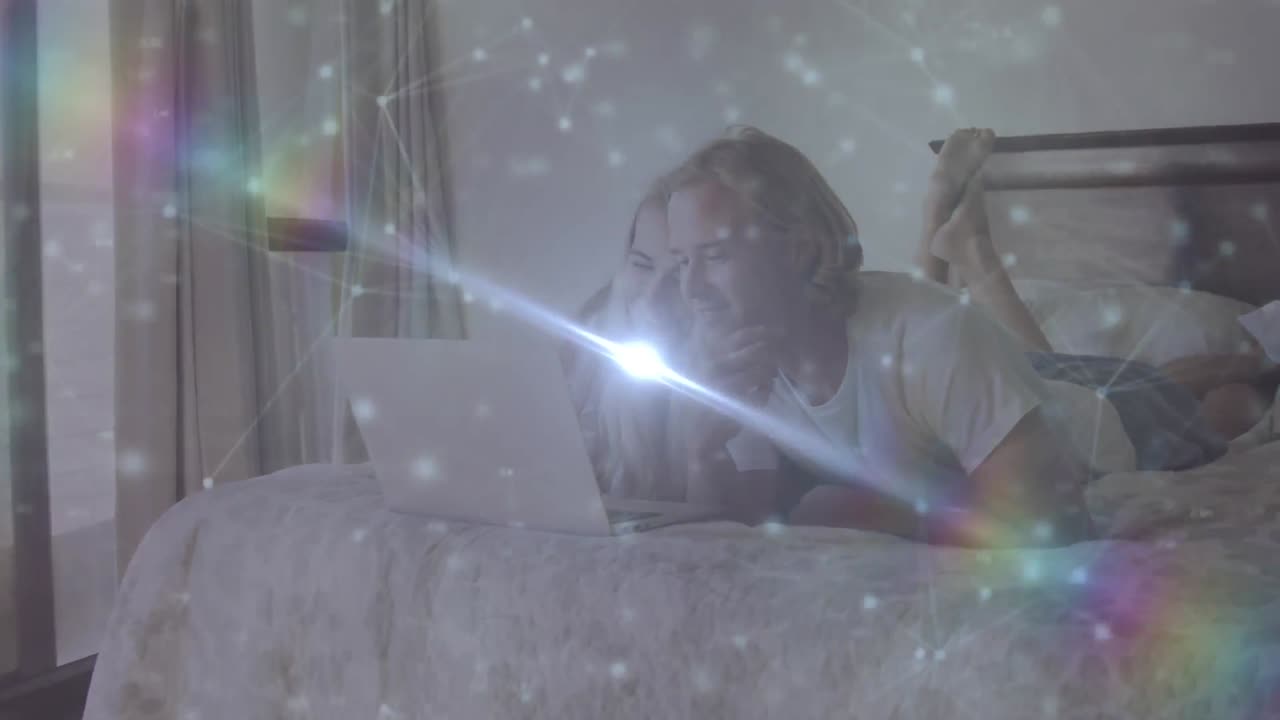 노트북을 사용하여 백인 부부 위에 움직이는 모양의 애니메이션