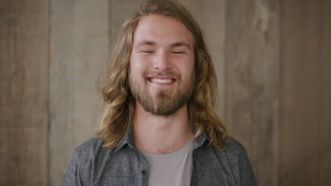 Retrato-De-Un-Joven-Alegre-Sonriendo-Feliz-Disfrutando-De-Un-Estilo-De-Vida-Exitoso-Hombre-Caucásico-Rubio-Con-El-Pelo-Largo-En-Cámara-Lenta