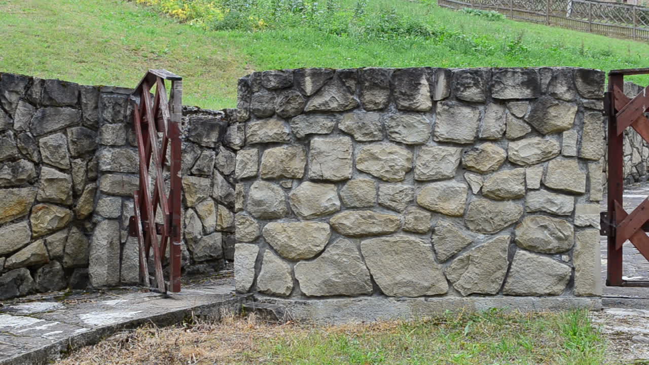 Recinzione in pietra. Architettura in pietra.