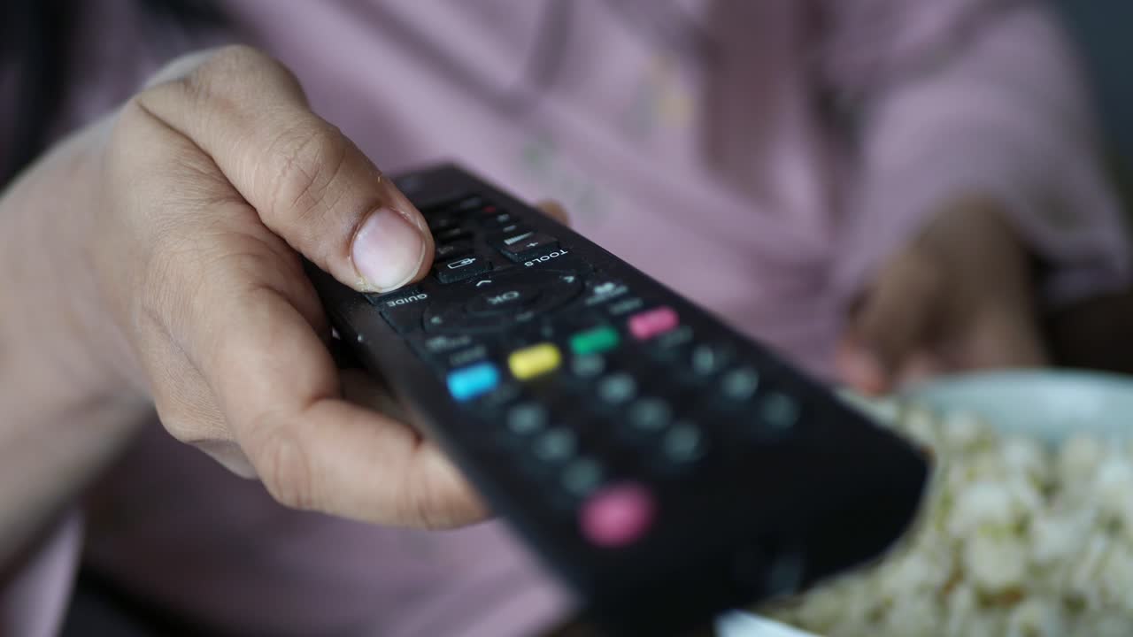 tv를 보고 팝콘을 먹는 사람