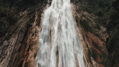 Turistas-Viendo-Las-Magníficas-Cascadas-De-Chiflon-Mientras-Desciende-Sobre-El-Acantilado-Rocoso-En-Chiapas,-México