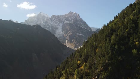 Luftaufnahme-Von-Schneebedeckten-Bergen-In-Georgien-Swanetien-Unter-Blauem-Himmel