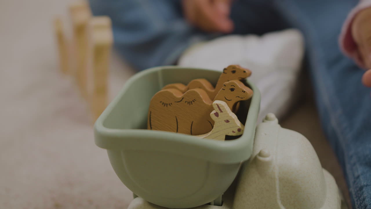 niña con juguetes ecológicos