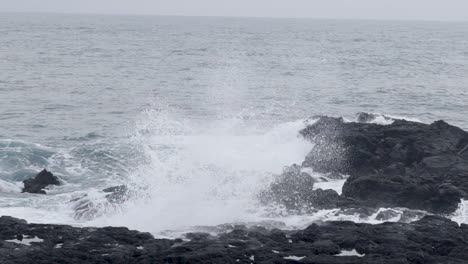 olas rompiendo en la costa negra y rocosa de islandia