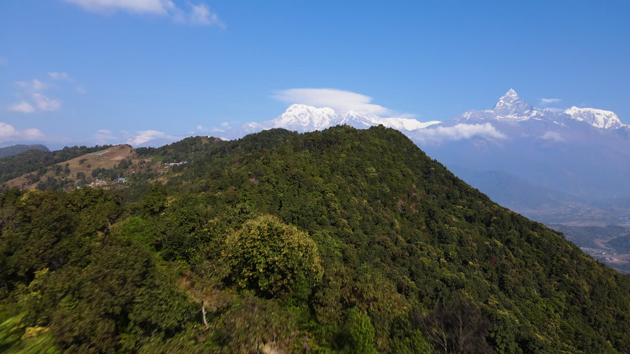 네팔의 포카라 시의 호수 위에 있는 울창한 산의 놀라운 풍경