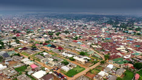 Gleitende-Luftaufnahme-Des-Bundesstaates-Kaduna-In-Nigeria-Mit-Den-Bunten-Dächern-Und-Den-Vororten,-Die-Sich-Bis-Zum-Horizont-Erstrecken