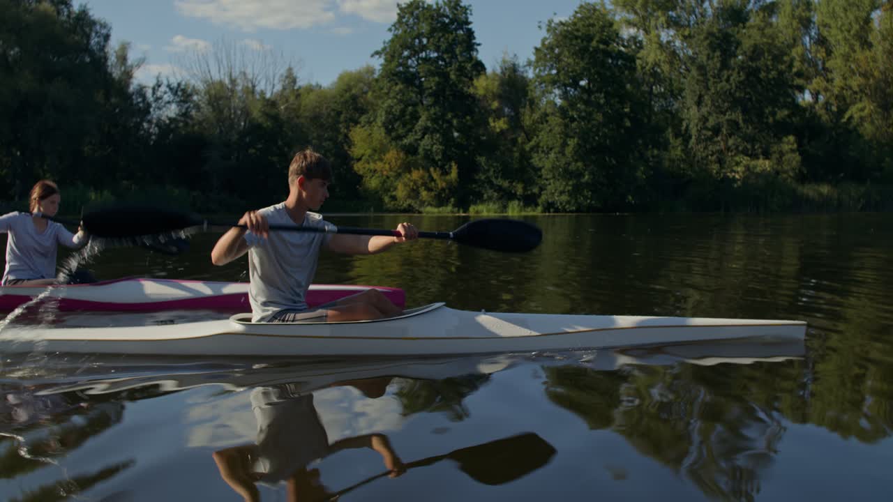 Persone in kayak su un fiume