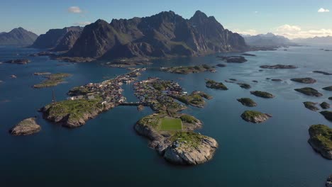 henningsvaer lofoten es un archipiélago en el condado de nordland, noruega.