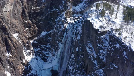 Gefrorener-Voringsfossen-Und-Spektakuläre-Landschaft-Mit-Hohen-Klippen-Und-Tiefem-Tal-Im-Winter-Ohne-Touristen---Luftaufnahme