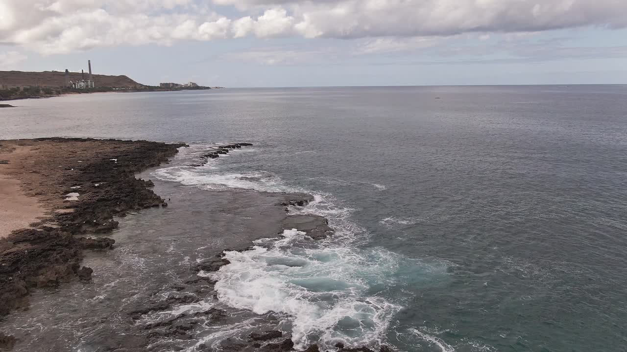 vista aérea de la pintoresca costa rocosa en hawaii drone adelante