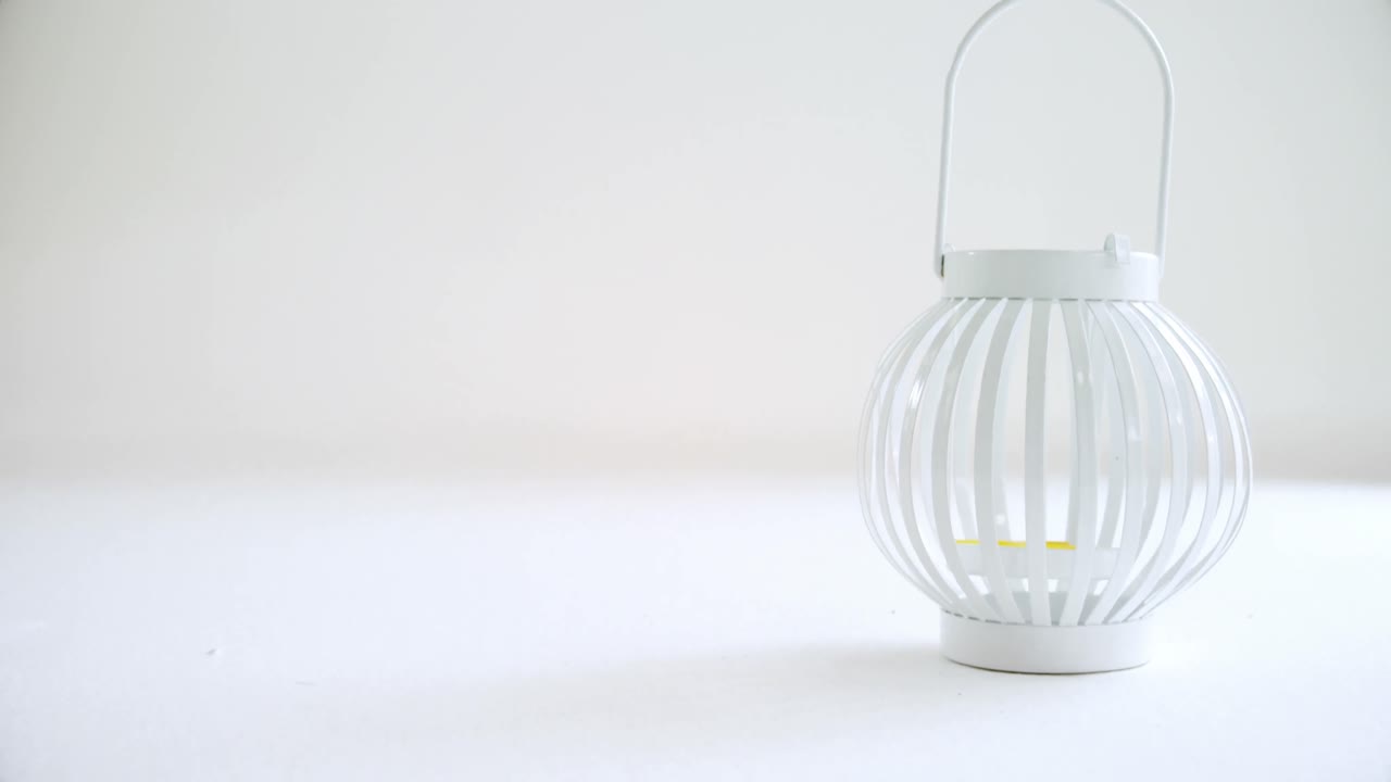 나무 판 을 검사 하는 여성 용접기 4k