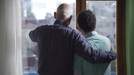 el viejo abuelo mira a su gracioso nieto por la ventana y le cuenta sus viejos recuerdos graciosos.