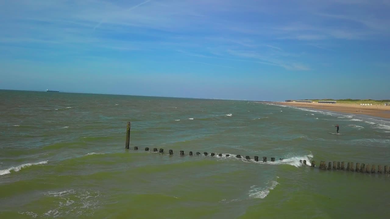 rompeolas en la playa de cadzand, países bajos