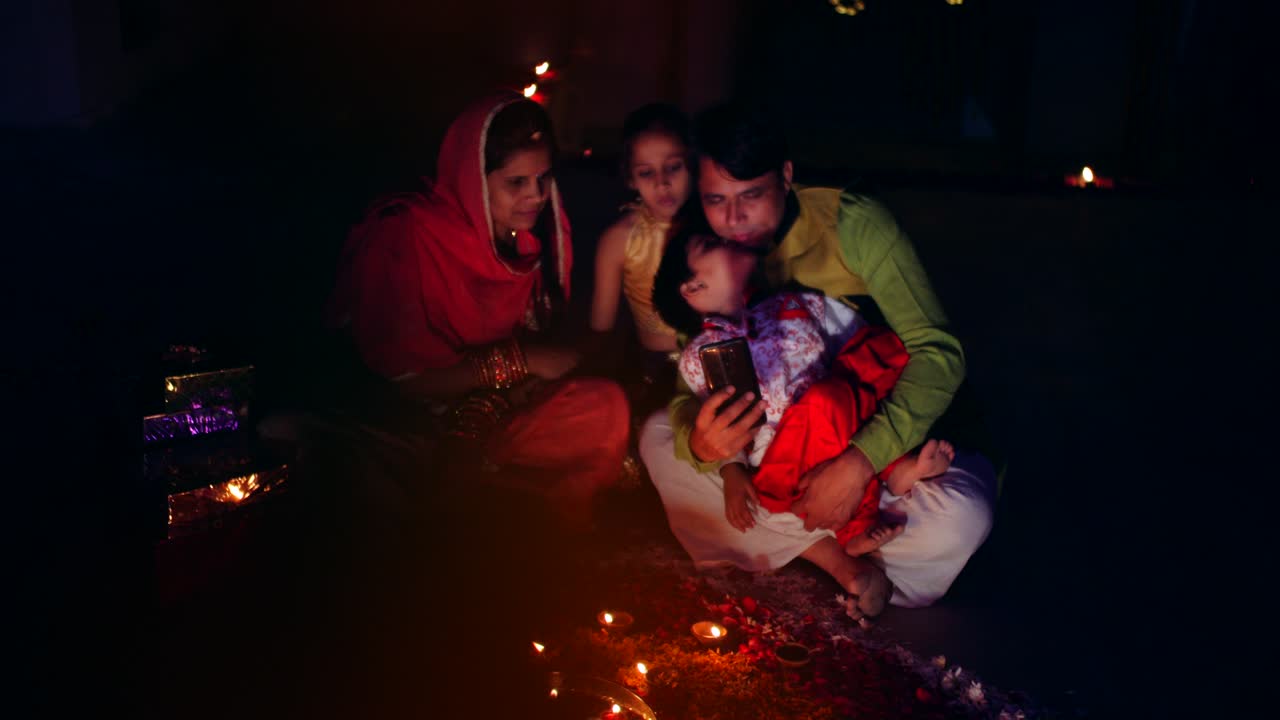 los padres con los niños celebran el festival tradicional indio de diwali