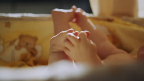 los pies del bebé en una cuna