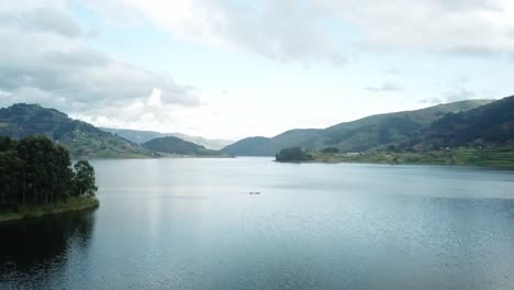 Canoe-Boat-Over-Serene-Water-Of-Lake-Bunyonyi,-Uganda