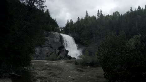 Majestuosa-Pequeña-Cascada-En-El-Centro-De-Un-Bosque-En-Chute-Neigette-Rimouski-Quebec---Plano-Medio