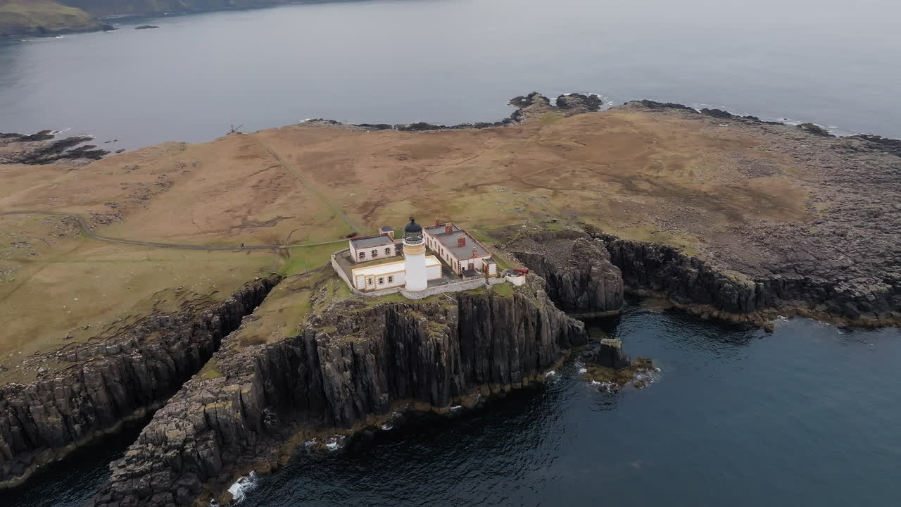 Faro di Neist Point sulla punta più occidentale dell'Isola di Skye in Scozia, ripresa aerea con drone