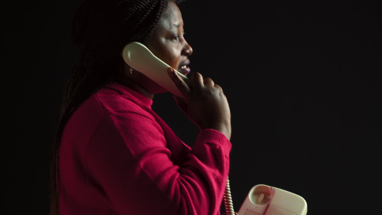 Kvinne snakker i fasttelefon