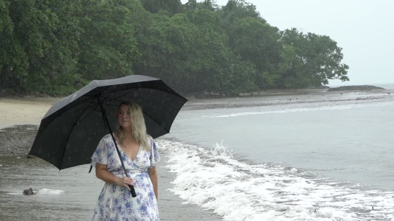 비 슬로우 모션으로 카메라를 향해 걷는 여자