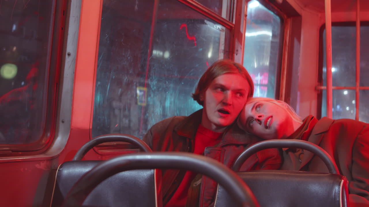 로맨틱 한 커플 이 트롤리버스 에서 대화 하고 있다