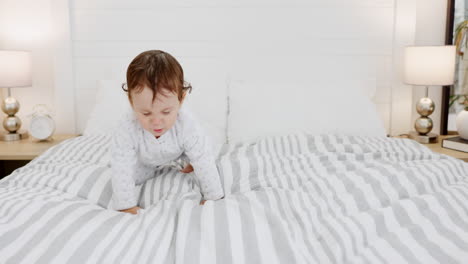 Baby-crawling-on-bed,-growth