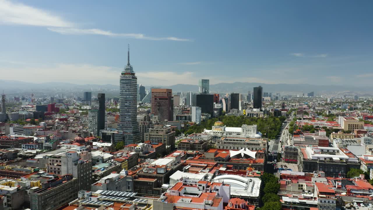 Drone Yükselerek Mexico City'deki Palacio de Bellas Artes ve Alameda Central'i Ortaya Çıkarıyor